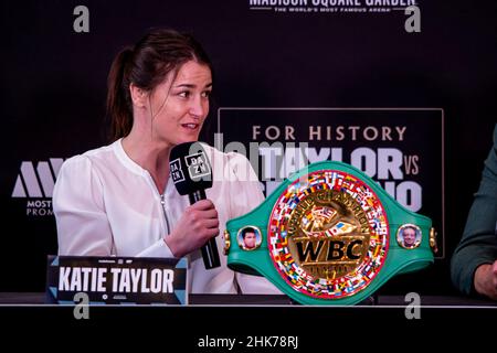 NEW YORK CITY, NY - 2. FEBRUAR: Die irische Profisboxerin Katie Taylor, Zweigewichtsweltmeisterin und aktuelle unbestrittene Leichtgewichtsmeisterin interagiert mit den Medien während der Pressekonferenz von Amanda Serrano gegen Katie Taylor am 2. Februar 2022 im Madison Square Garden in New York City, New York, USA. (Foto von Matt Davies/PxImages) Stockfoto