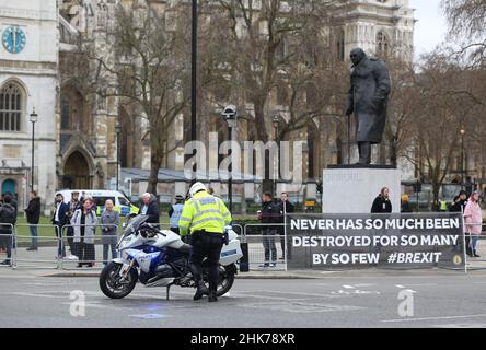 London, Großbritannien. 02nd. Februar 2022. Ein Banner unter Churchills Statue nutzt die Grundlage eines seiner berühmten Zitate und verändert es für die Moderne.auf dem Weg von Downing Street zum Unterhaus wurden Schilder angebracht, in der Hoffnung, dass sie das Auge des Premierministers Boris Johnson erwischen könnten. (Foto von Martin Pope/SOPA Images/Sipa USA) Quelle: SIPA USA/Alamy Live News Stockfoto