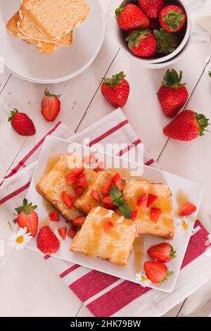 Zitronenkuchen mit Honig und frischen Erdbeeren. Stockfoto