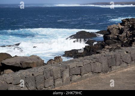 atlantische Wellen brechen in der Nähe des Küstenwanderweges an der westlichen Küste von Punta Pechiguera playa blanca Lanzarote Kanarische Inseln Spanien Stockfoto