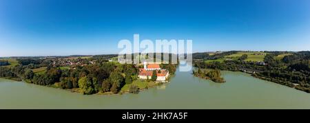 Drohnenaufnahme, Blick von der österreichischen Seite des Gasthauses auf das Kloster Vornbach, Neuhaus am Inn, Bäderdreieck, Niederbayern, Bayern, Deutschland Stockfoto