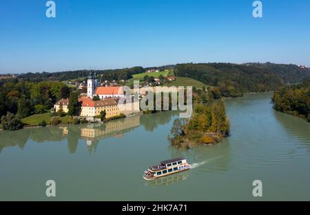 Drohnenaufnahme, Kloster Vornbach mit Ausflugsboot auf dem Inn, Neuhaus am Inn, Bäderdreieck, Niederbayern, Bayern, Deutschland Stockfoto