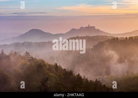 Blick vom Rennsteig über den Thüringer Wald zur Wartburg im ersten Morgenlicht im Herbst, Nebel steigt, bei Eisenach, Thüringen Stockfoto