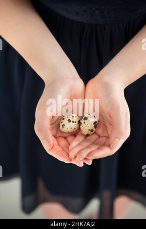 Frau mit Eiern in einer Tasse Hand Stockfoto