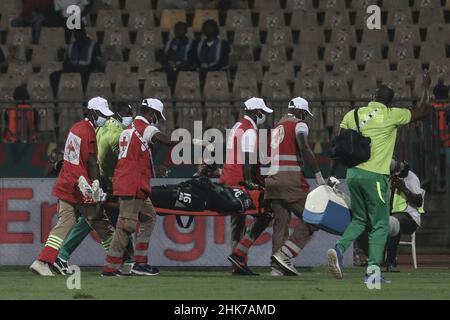 Yaounde, Kamerun. 02nd. Februar 2022. Burkina Fasos Torhüter Herve Koffi wird während des Halbfinalsspiels des Afrika-Cup der Nationen 2021 zwischen Burkina Faso und Senegal im Ahmadou-Ahidjo-Stadion auf einer Bahre von Sanitätern aus dem Feld getragen. Quelle: Ayman Aref/dpa/Alamy Live News Stockfoto