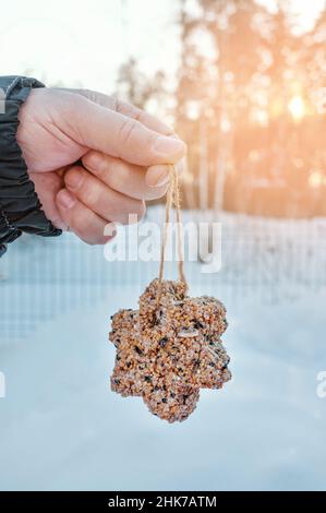 Herz-förmige Futterstelle für Vögel. Futterstelle für Vögel aus Samen und Fett. Stockfoto