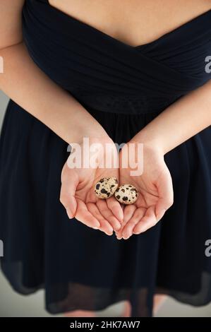 Frau mit Eiern in einer Tasse Hand Stockfoto