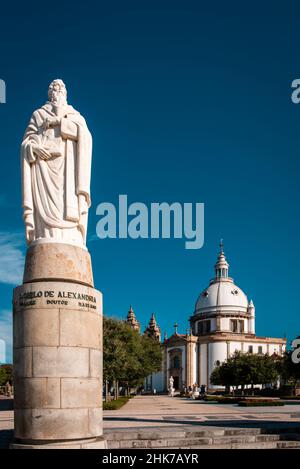 Basilika von Sameiro im Hintergrund und weiße Marmorstatue von Cyril von Alexandria im Vordergrund. Stockfoto