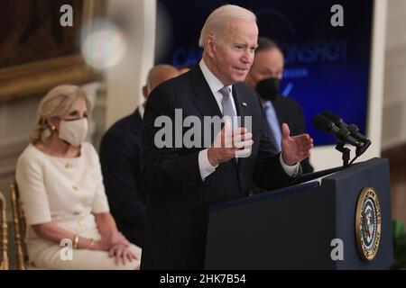 Washington, USA. 02nd. Februar 2022. Präsident Joe Biden spricht während einer Veranstaltung zur Wiederentfachen des Krebsmonoschosses im Ostsaal des Weißen Hauses am 2. Februar 2022 in Washington, DC. (Foto von Oliver Contreras/Sipa USA) Quelle: SIPA USA/Alamy Live News Stockfoto