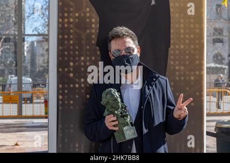 Der Regisseur Paco Saez posiert mit einer Statuette der Goya Awards während der Eröffnung der Fotoausstellung „De Valencia a los Goya“ anlässlich der XXXVI. Goya Awards Gala, In der Plaza del Ayuntamiento.Goya Awards ist eine jährliche Veranstaltung der Akademie der Filmkunst und Wissenschaften von Spanien, mit dem Ziel, die besten Profis in jeder der verschiedenen Spezialitäten des spanischen Kinos zu belohnen. Die Veranstaltung wurde präsentiert und ihre Ausgabe 36th wird anlässlich des Endes des Berlanga-Jahres (Feb 12 2022) (Foto: Xisco Navarro Stockfoto