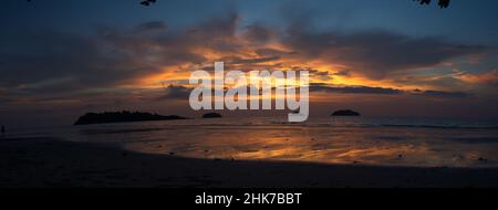 Panorama des spektakulären Sonnenuntergangs am Strand mit hellen Farben und keine Menschen auf der Palme Koh Chang Island, Thailand. Stockfoto