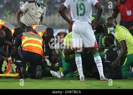 KAMERUN, Yaounde, 02. Februar 2022 - Verletzte Cheikhou Kouyate aus Senegal und Herve Koffi aus Burkina Faso während des Afrika-Cup der Nationen spielen Halbfinalspiel zwischen Burkina Faso und Senegal im Stade Ahmadou Ahidjo,Yaounde, Kamerun, 02/02/2022/ Foto von SF Stockfoto