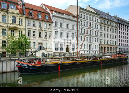 Schiffe und Wohngebäude auf der Fischerinsel in Mitte, Berlin, Deutschland Stockfoto