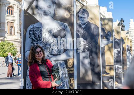 Der Regisseur Pilar Perez Solano posiert mit einer Statuette der Goya Awards während der Eröffnung der Fotoausstellung „De Valencia a los Goya“ anlässlich der XXXVI. Goya Awards Gala, In der Plaza del Ayuntamiento.Goya Awards ist eine jährliche Veranstaltung der Akademie der Filmkunst und Wissenschaften von Spanien, mit dem Ziel, die besten Profis in jeder der verschiedenen Spezialitäten des spanischen Kinos zu belohnen. Die Veranstaltung wurde präsentiert und ihre Ausgabe 36th wird anlässlich des Endes des Berlanga-Jahres (Feb 12 2022) (Foto von Xisc Stockfoto