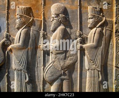 Torrelief in der Trohnhalle mit Wachsoldaten, Persepolis, Persepolis, Iran Stockfoto