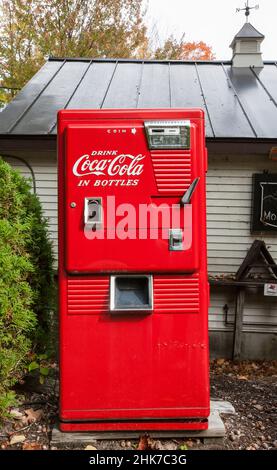 Vintage Coca Cola Getränkeautomat, VT, Vermont, USA, USA Stockfoto