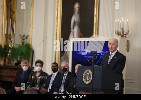 Washington, USA. 02nd. Februar 2022. Präsident Joe Biden spricht während einer Veranstaltung zur Wiederentfachen des Krebsmonoschosses im Ostsaal des Weißen Hauses am 2. Februar 2022 in Washington, DC. (Foto von Oliver Contreras/Sipa USA) Quelle: SIPA USA/Alamy Live News Stockfoto