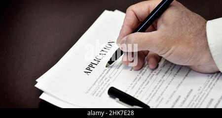 Dokument ausleihen oder Vertrag auf einem Schreibtisch mit einer schwarzen Stift-Anwendung unterzeichnet wird Stockfoto