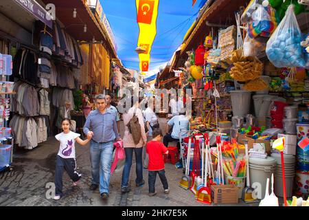 Basar Straße mit Alltagsgegenständen, Istanbul, Türkei Stockfoto