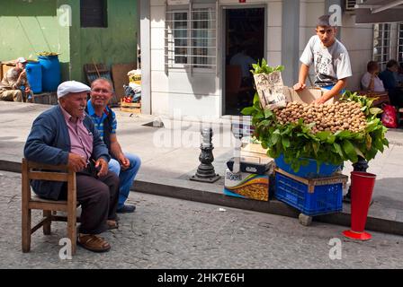 Bazaar Street, Chat on the Street, Istanbul, Türkei Stockfoto