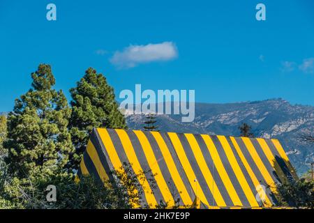 Eine hohe Kirche Mit A-Rahmen und Dach, die zur Begasung mit einer gestreiften Plane mit geometrischem und abstraktem Effekt betagt ist. Stockfoto