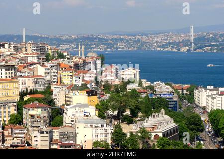 Panoramablick auf die Bosporus-Brücke vom Galata-Turm im Stadtteil Karakoey, Istanbul, Türkei Stockfoto