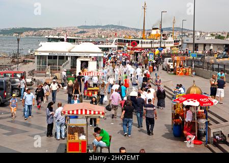 Am Eminonu-Fähranleger an der Galata-Brücke, Istanbul, Türkei, ist viel los Stockfoto