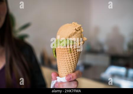 Gesundes Matcha und Karamell veganes Eis, milchfrei Stockfoto