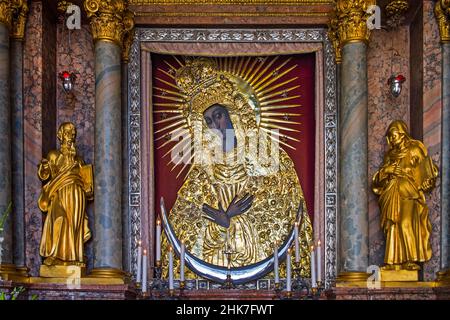 Kapelle mit dem Bild der Muttergottes der Barmherzigkeit am Tor der Morgenröte, Vilnius, Litauen, Vilnius, Litauen Stockfoto