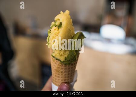 Gesundes Matcha und Mago veganes Eis, milchfrei Stockfoto