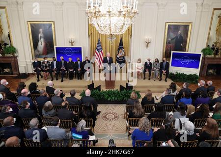 Washington, USA. 02nd. Februar 2022. Präsident Joe Biden spricht während einer Veranstaltung zur Wiederentfachen des Krebsmonoschosses im Ostsaal des Weißen Hauses am 2. Februar 2022 in Washington, DC. (Foto von Oliver Contreras/Sipa USA) Quelle: SIPA USA/Alamy Live News Stockfoto