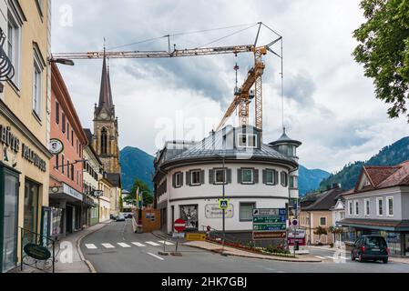 Sankt Johann im Pongau, Österreich - die Bauarbeiten der Firma PORR im Zentrum der alpinen Bergstadt St. Johann im Pongau mit c Stockfoto