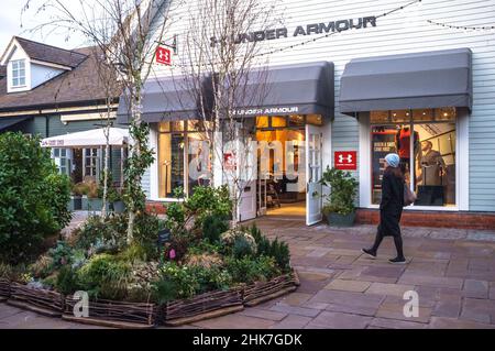 Bicester Village, Oxfordshire am frühen Nachmittag Ende Februar 2022. Nur wenige Käufer sind da. Stockfoto