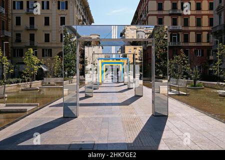 Skulpturbögen des französischen Künstlers Daniel Buren auf der Piazza Giuseppe Verdi in La Spezia, Ligurien, Italien Stockfoto