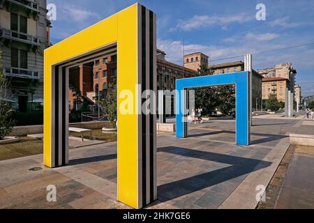 Skulpturbögen des französischen Künstlers Daniel Buren auf der Piazza Giuseppe Verdi in La Spezia, Ligurien, Italien Stockfoto