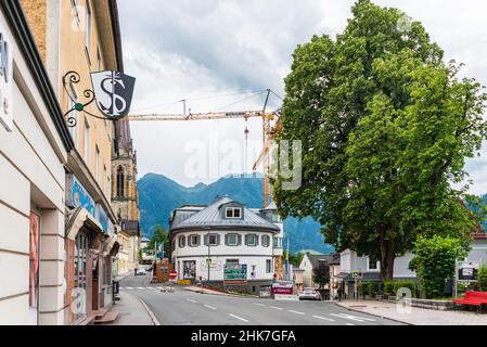 Sankt Johann im Pongau, Österreich - die Bauarbeiten der Firma PORR im Zentrum der alpinen Bergstadt St. Johann im Pongau mit c Stockfoto