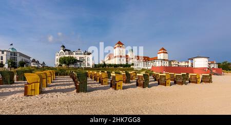 Strandliegen am Strand vor dem Kurhotel Binz, Badeort Binz, Insel Rügen, Mecklenburg-Vorpommern, Deutschland Stockfoto