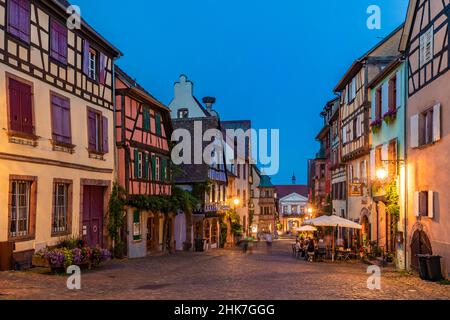 Geschäfte und Restaurants im Zentrum von Riquewihr, Weindorf, Elsass, Frankreich Stockfoto