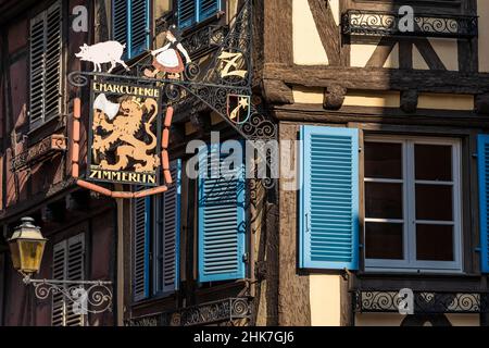 Schild einer ehemaligen Metzgerei auf dem Fachwerkhaus La Maison Zimmerlin, heute Ferienwohnung mieten, Altstadt, Colmar, Elsass, Frankreich Stockfoto