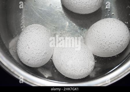 Kochen von weißen Hühnereiern in einem Topf Stockfoto