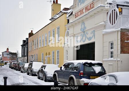 The Electric Palace, eines der ältesten noch existierenden Kinos, Harwich, Essex UK. Bild nach einem Winterschneesturm. Stockfoto