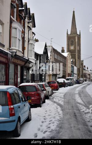 Die St. Nicholk Kirche von einer schneebedeckten Church Street in der historischen Stadt Harwich aus gesehen. Harwich & Dovercourt, North Essex, Großbritannien Stockfoto