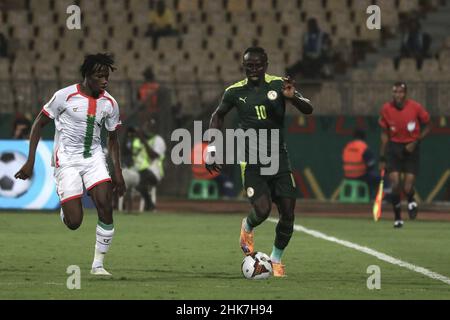 Yaounde, Kamerun. 02nd. Februar 2022. Issa Kabore (L) von Burkina Faso und Sadio Mane von Senegal kämpfen beim Halbfinale des Afrika-Cup der Nationen 2021 zwischen Burkina Faso und Senegal im Ahmadou-Ahidjo-Stadion um den Ball. Quelle: Ayman Aref/dpa/Alamy Live News Stockfoto