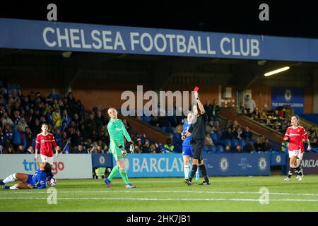 2nd. Februar 2022; Kingsmeadow Stadium, Norbiton, Kingston upon Thames, London: FA Womens League Cup Halbfinale, Chelsea gegen Manchester United Frauen; Sophie Baggaley von Manchester United wird rot kardiert und abgeschickt, weil sie Chelseas Sam Kerr eine offensichtliche Torchancen verweigert hat Stockfoto