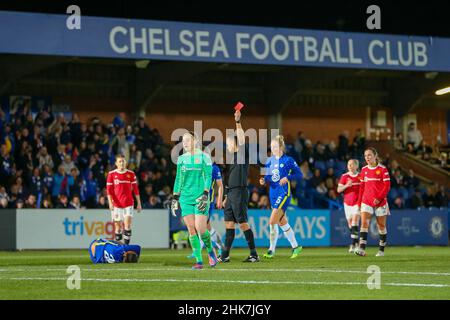 2nd. Februar 2022; Kingsmeadow Stadium, Norbiton, Kingston upon Thames, London: FA Womens League Cup Halbfinale, Chelsea gegen Manchester United Frauen; Sophie Baggaley von Manchester United wird rot kardiert und abgeschickt, weil sie Chelseas Sam Kerr eine offensichtliche Torchancen verweigert hat Stockfoto