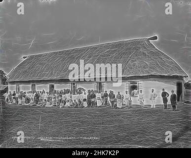 Inspiriert von Tubou College, Nukualofa, Tongatabu [Nuku'alofa, Tongatapu], Burton Brothers Studio, Fotostudio, 29. Juli 1884, Neuseeland, Schwarz-Weiß-Fotografie, großes Gebäude mit Holzwänden und Fale-Dach, Tür rechts und sechs Doppelfenster (offen) seitlich heruntergekommenen. In, Reimagined by Artotop. Klassische Kunst neu erfunden mit einem modernen Twist. Design von warmen fröhlichen Leuchten der Helligkeit und Lichtstrahl Strahlkraft. Fotografie inspiriert von Surrealismus und Futurismus, umarmt dynamische Energie der modernen Technologie, Bewegung, Geschwindigkeit und Kultur zu revolutionieren Stockfoto