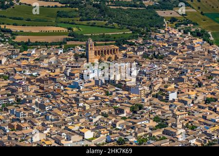 Luftaufnahme, Pfarrkirche Parròquia Sant Joan Baptista, Stadtansicht Muro, Mallorca, Balearen, Balearen, Spanien, Ort der Anbetung, es, EUR Stockfoto