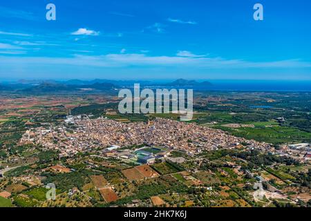 Luftaufnahme, Stadtansicht Muro, Mallorca, Balearen, Balearen, Spanien, es, Europa, Fernsicht, Grundsteuer, Immobilien, Luftbildaufnahmen Stockfoto