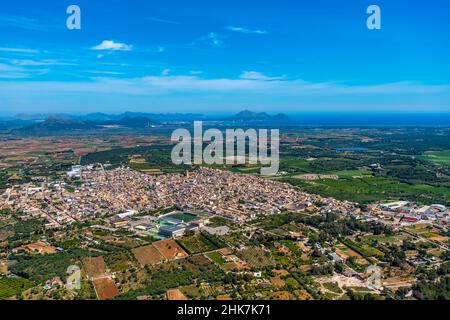 Luftaufnahme, Stadtansicht Muro, Mallorca, Balearen, Balearen, Spanien, es, Europa, Fernsicht, Grundsteuer, Immobilien, Luftbildaufnahmen Stockfoto