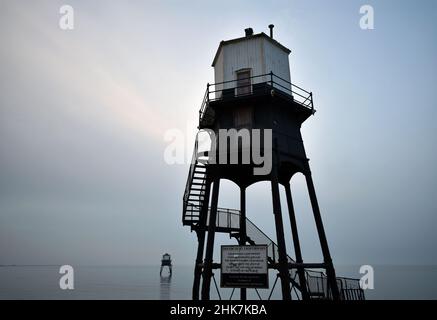 Der Blick nach oben auf den Dovercourt Leuchtturm im Landesinneren ist bei Flut im Wasser zu sehen. Harwich & Dovercourt Bay, Essex, Großbritannien Stockfoto